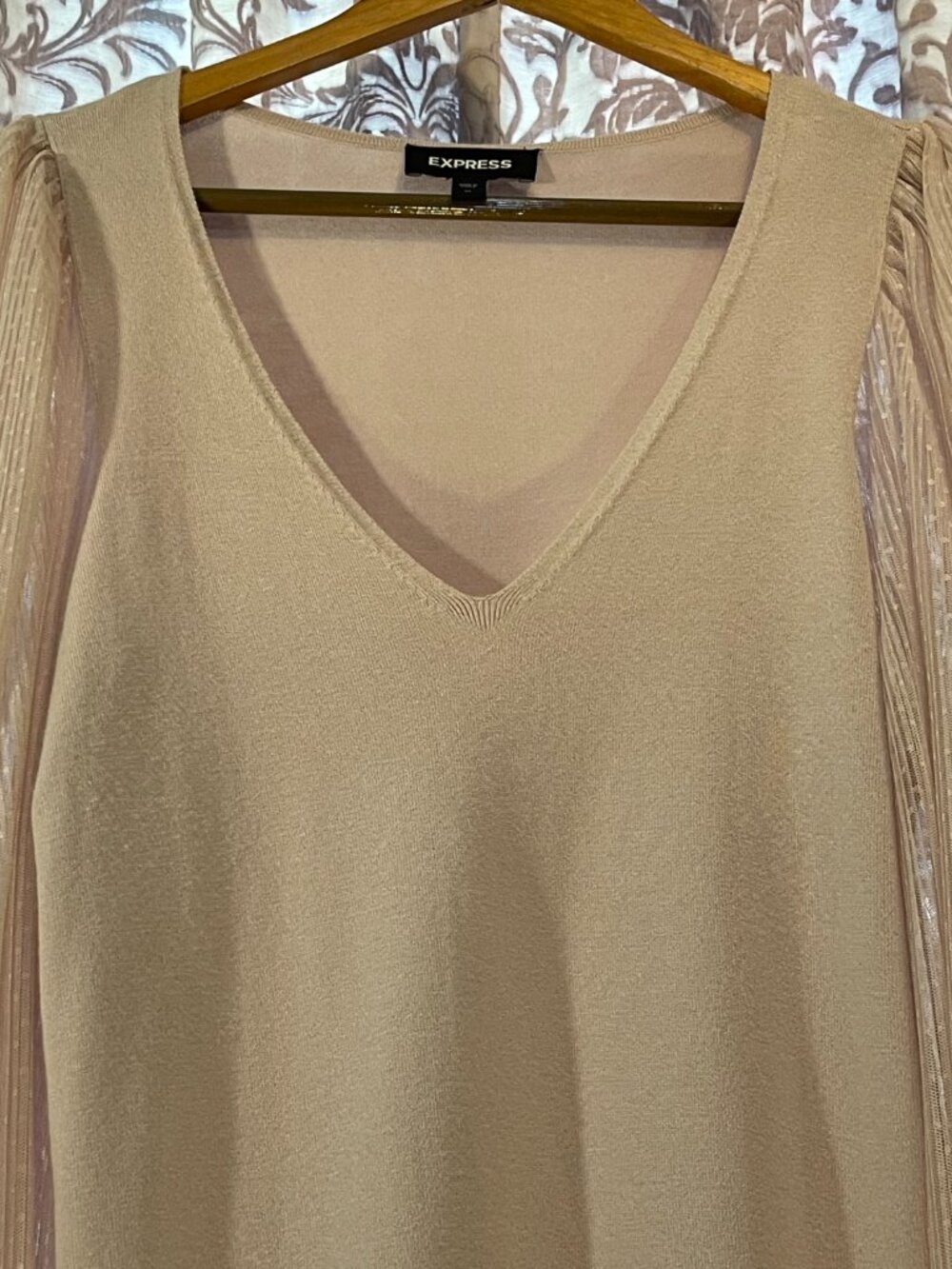 EXPRESS Medium Pale Pink V-Neck Sweater w/Sheer Shimmer PolkaDot Striped Sleeves - Picture 10 of 15